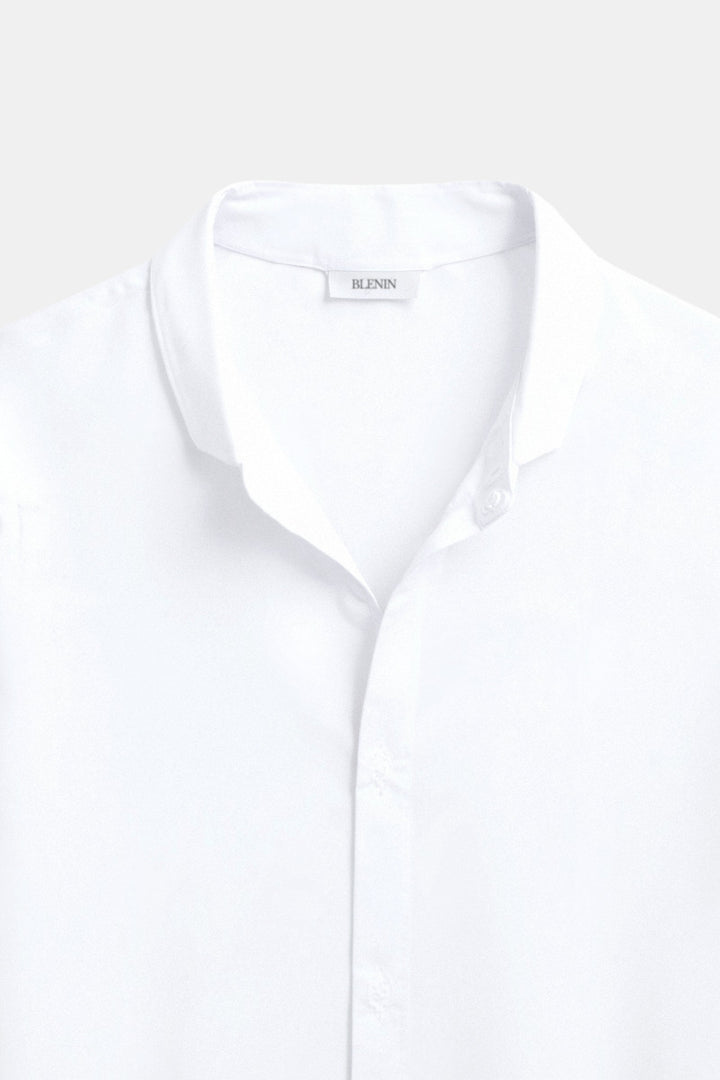 Chemise classique à col montant en blanc