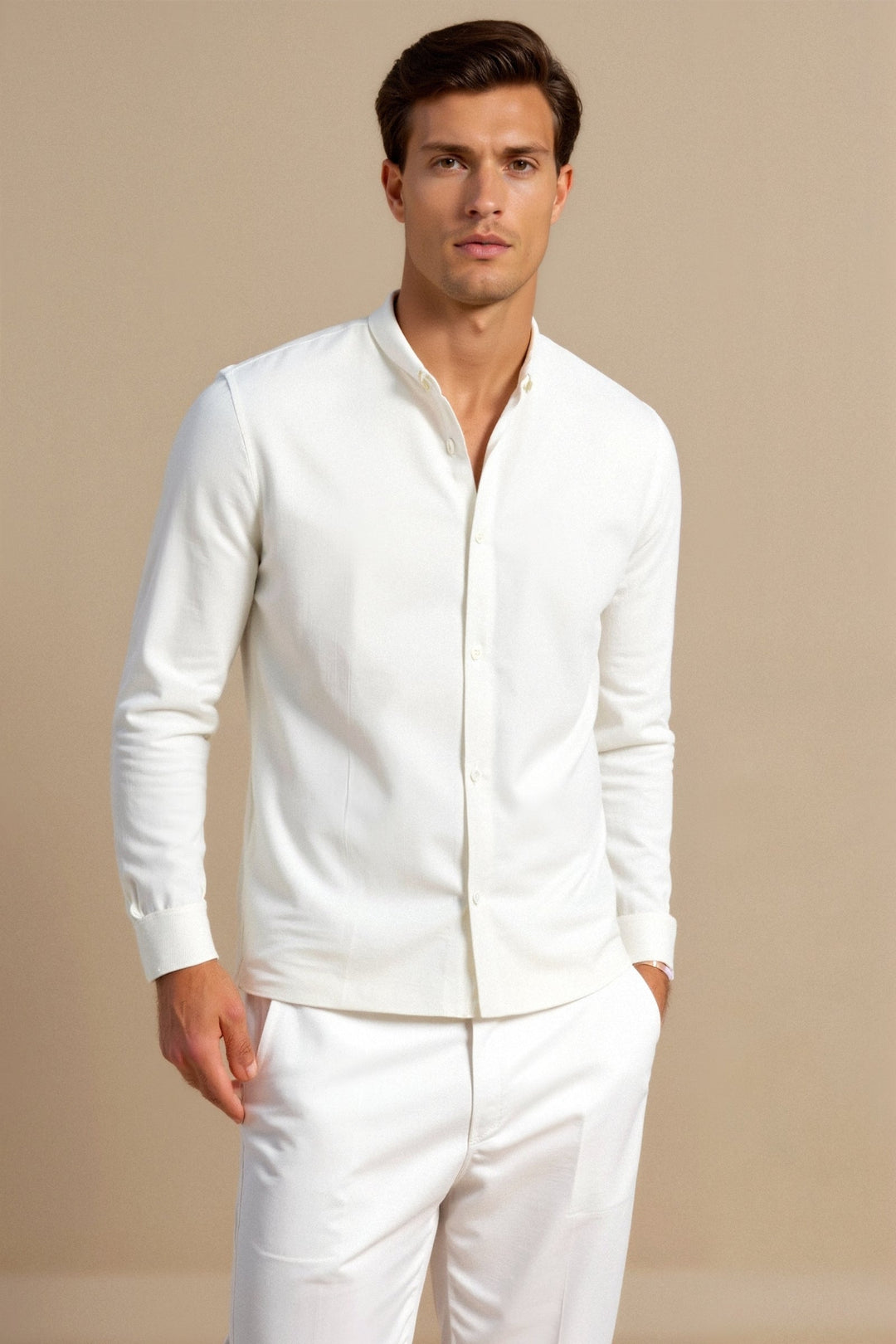 Chemise classique à col montant en blanc