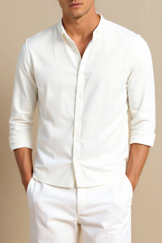Chemise classique à col montant en blanc