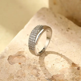 Bague Élégante avec Pierres Brillantes