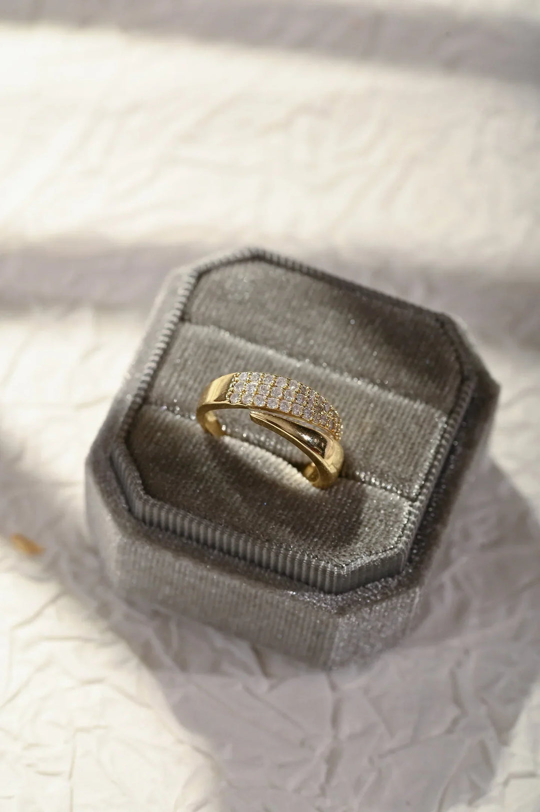 Bague Élégante avec Pierres Brillantes